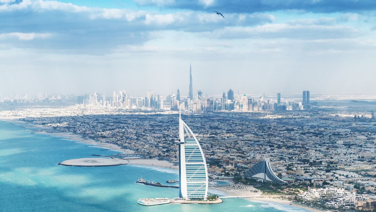 منظر جوي لبرج العرب وساحل جميرا وأفق دبي